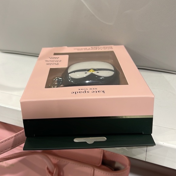 Kate Spade New York Penguin AirPods Silicon Tech Accessorie - Picture 4 of 16